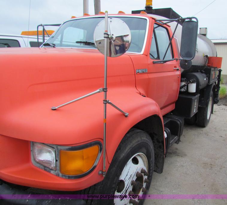 image for item E4136 1998 Ford F800 oil distributor truck