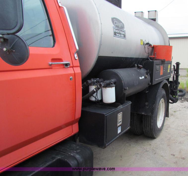 image for item E4136 1998 Ford F800 oil distributor truck