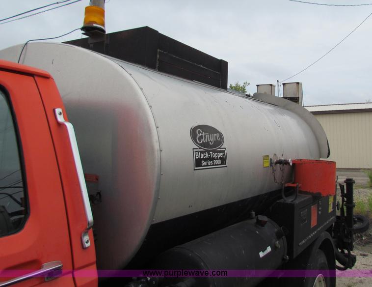 image for item E4136 1998 Ford F800 oil distributor truck