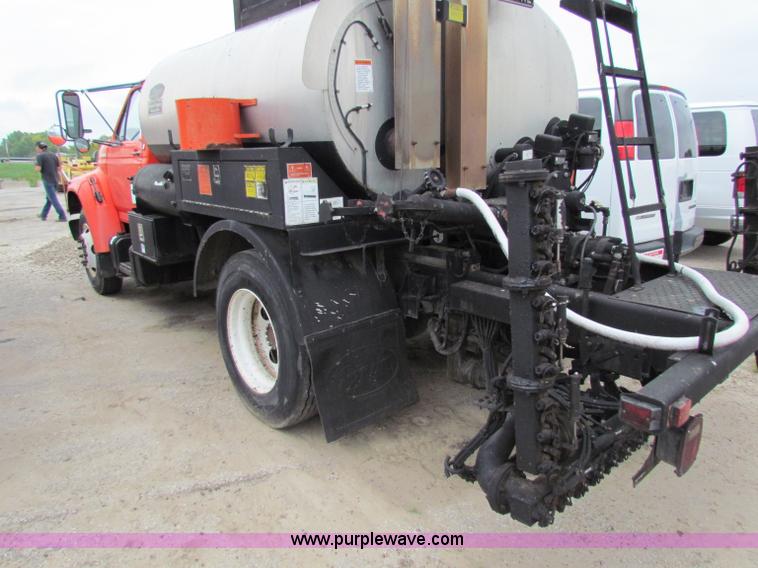 image for item E4136 1998 Ford F800 oil distributor truck