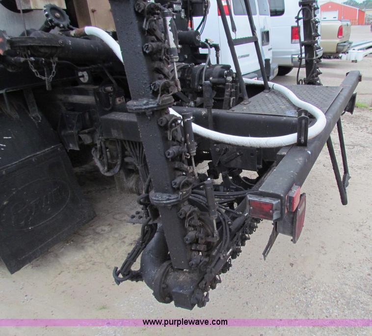 image for item E4136 1998 Ford F800 oil distributor truck