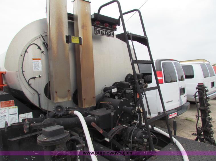 image for item E4136 1998 Ford F800 oil distributor truck