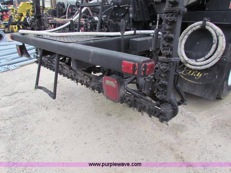 image for item E4136 1998 Ford F800 oil distributor truck