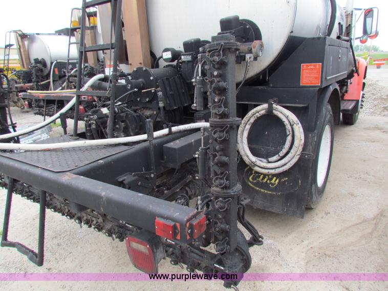 image for item E4136 1998 Ford F800 oil distributor truck