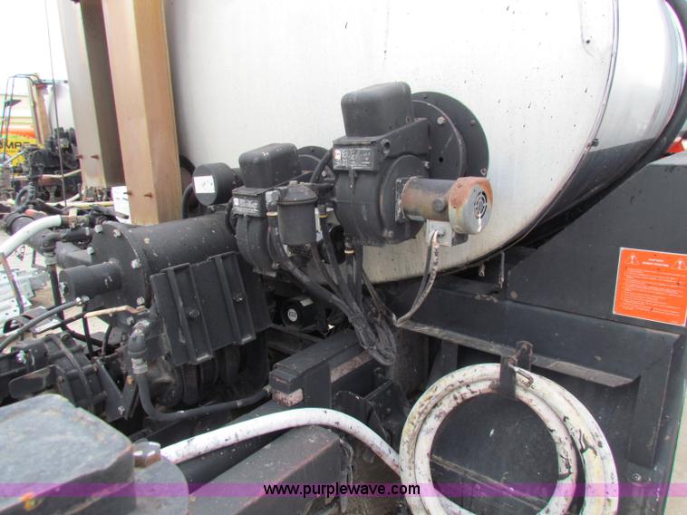 image for item E4136 1998 Ford F800 oil distributor truck