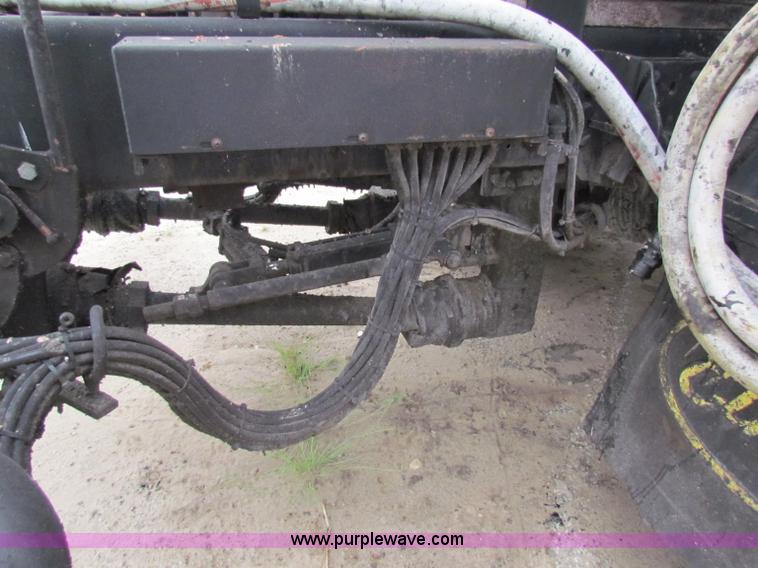 image for item E4136 1998 Ford F800 oil distributor truck
