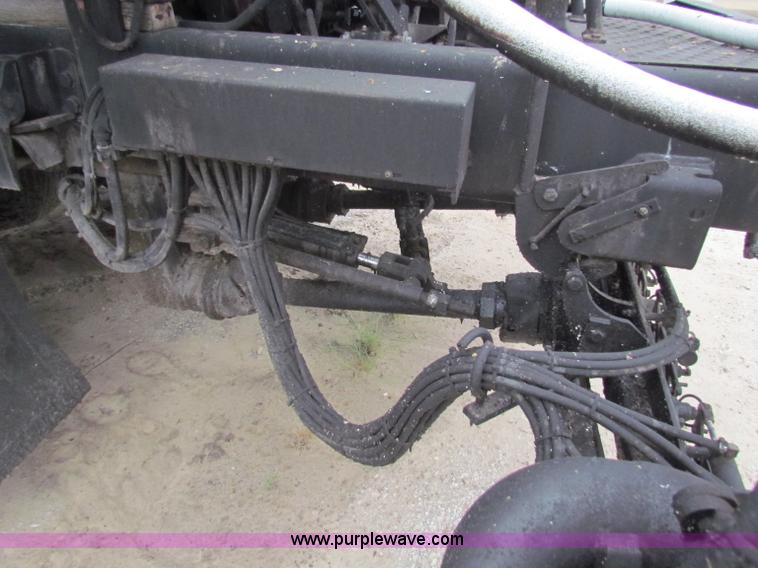 image for item E4136 1998 Ford F800 oil distributor truck