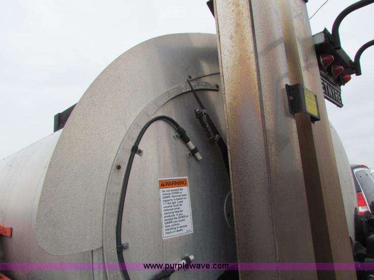 image for item E4136 1998 Ford F800 oil distributor truck