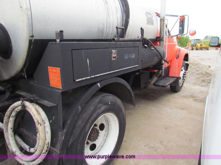 image for item E4136 1998 Ford F800 oil distributor truck