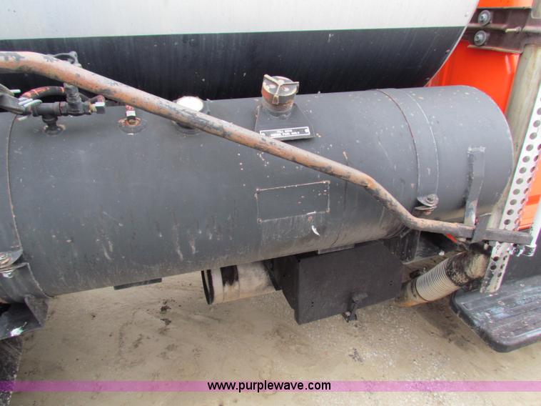 image for item E4136 1998 Ford F800 oil distributor truck