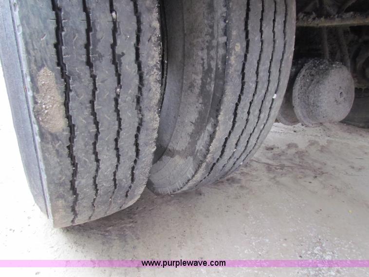 image for item E4136 1998 Ford F800 oil distributor truck