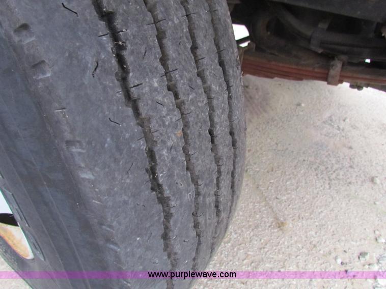 image for item E4136 1998 Ford F800 oil distributor truck