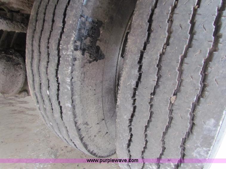 image for item E4136 1998 Ford F800 oil distributor truck