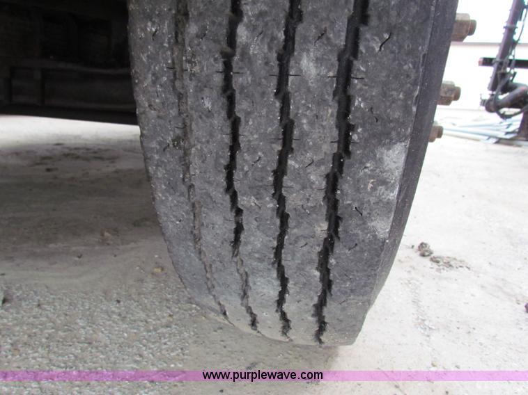 image for item E4136 1998 Ford F800 oil distributor truck