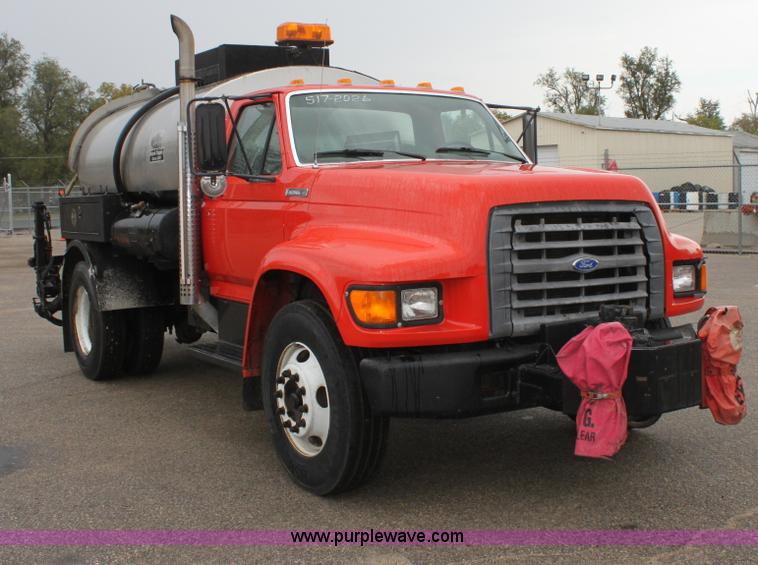 image for item E4159 1997 Ford F800 oil distributor truck