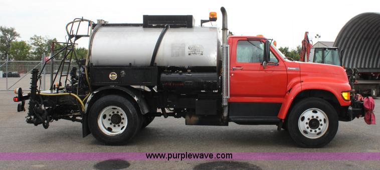 image for item E4159 1997 Ford F800 oil distributor truck