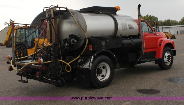 image for item E4159 1997 Ford F800 oil distributor truck