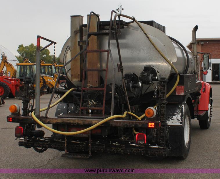 image for item E4159 1997 Ford F800 oil distributor truck