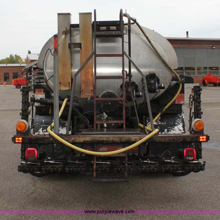 image for item E4159 1997 Ford F800 oil distributor truck