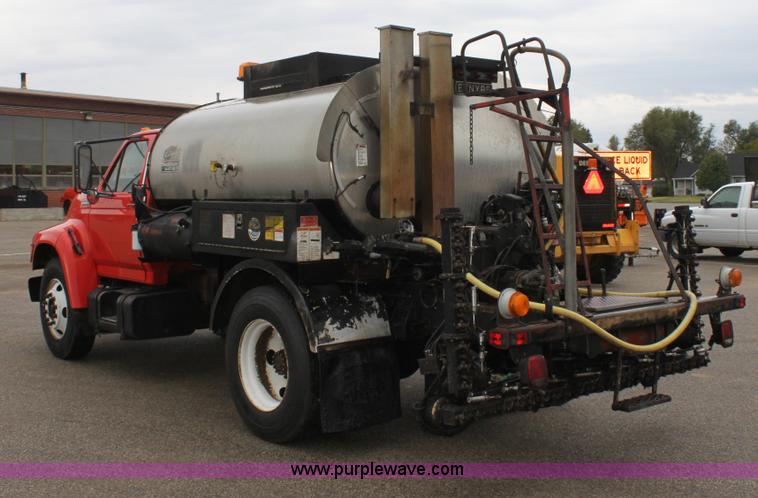 image for item E4159 1997 Ford F800 oil distributor truck