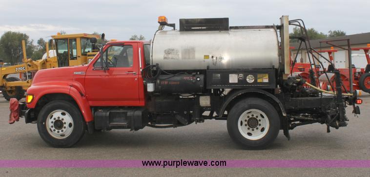 image for item E4159 1997 Ford F800 oil distributor truck
