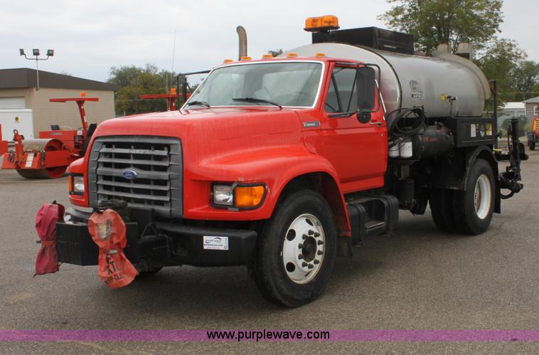 image for item E4159 1997 Ford F800 oil distributor truck