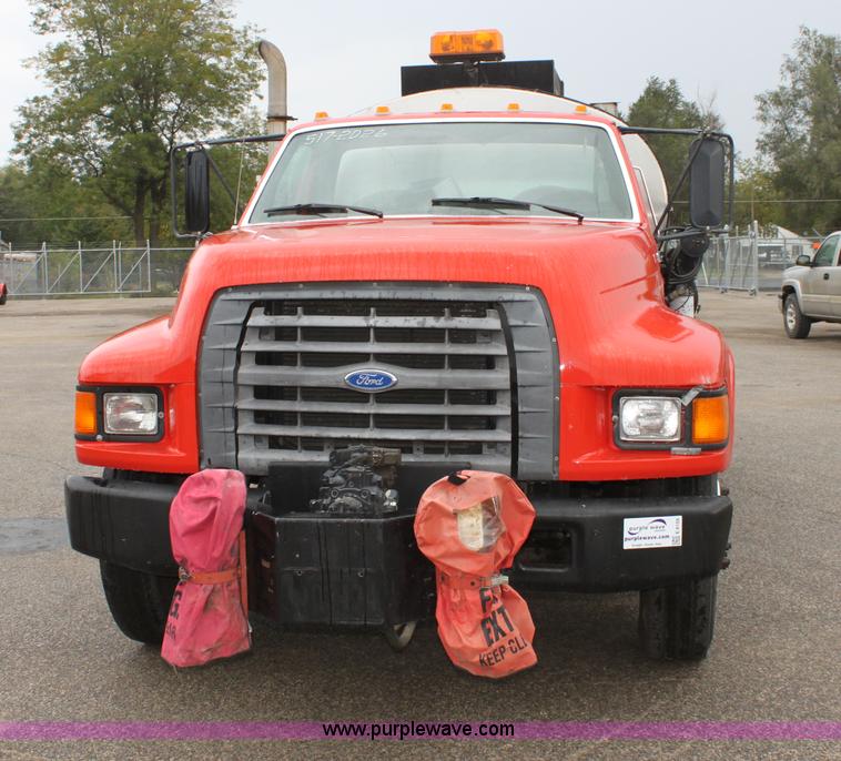 image for item E4159 1997 Ford F800 oil distributor truck
