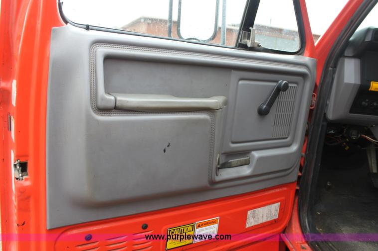 image for item E4159 1997 Ford F800 oil distributor truck