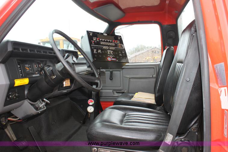 image for item E4159 1997 Ford F800 oil distributor truck