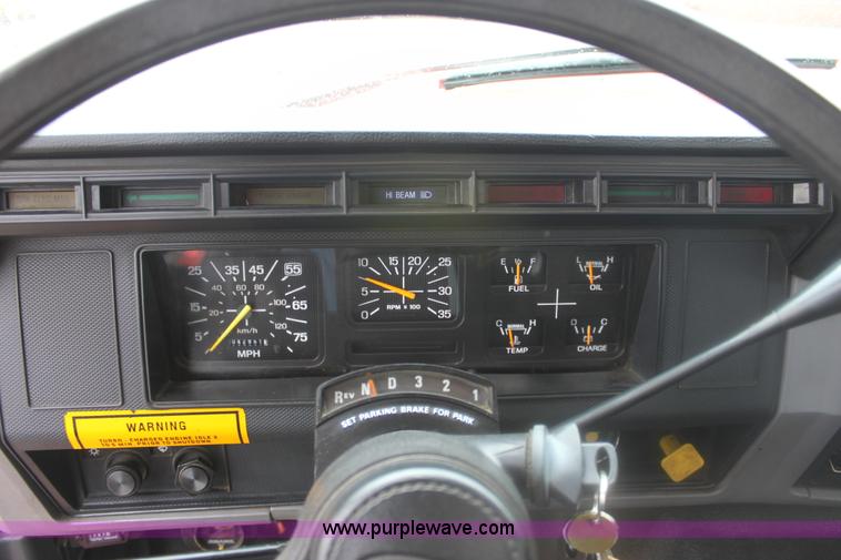 image for item E4159 1997 Ford F800 oil distributor truck