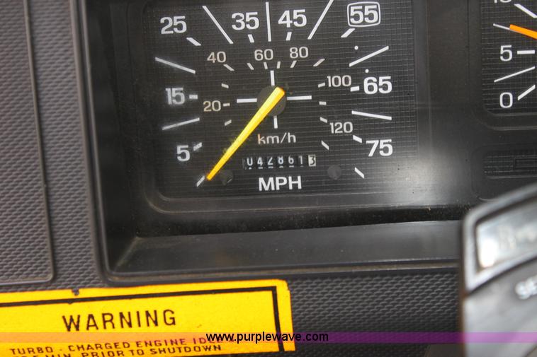 image for item E4159 1997 Ford F800 oil distributor truck