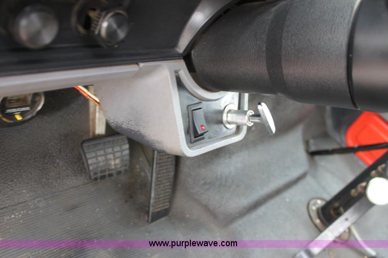 image for item E4159 1997 Ford F800 oil distributor truck