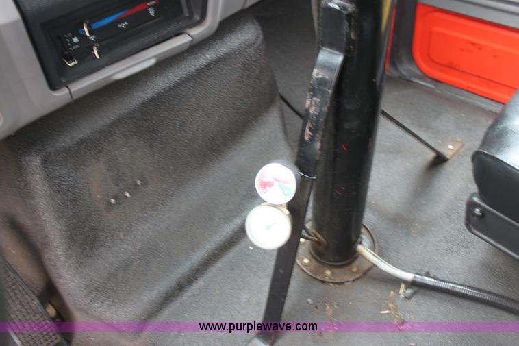 image for item E4159 1997 Ford F800 oil distributor truck