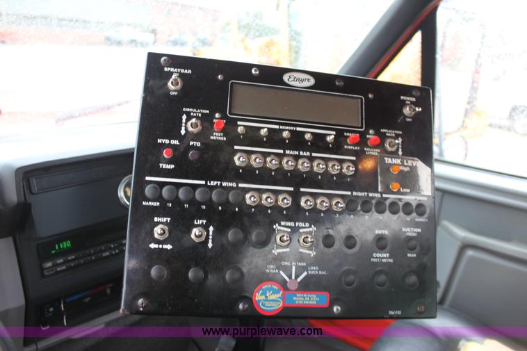 image for item E4159 1997 Ford F800 oil distributor truck