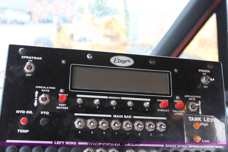 image for item E4159 1997 Ford F800 oil distributor truck