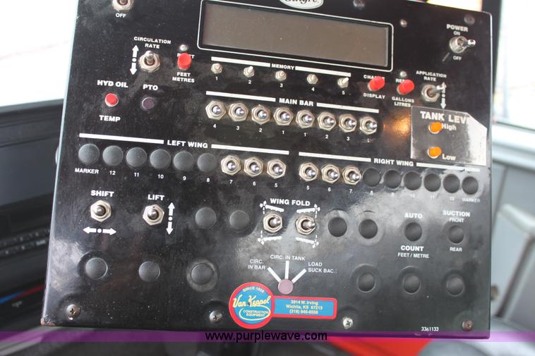 image for item E4159 1997 Ford F800 oil distributor truck