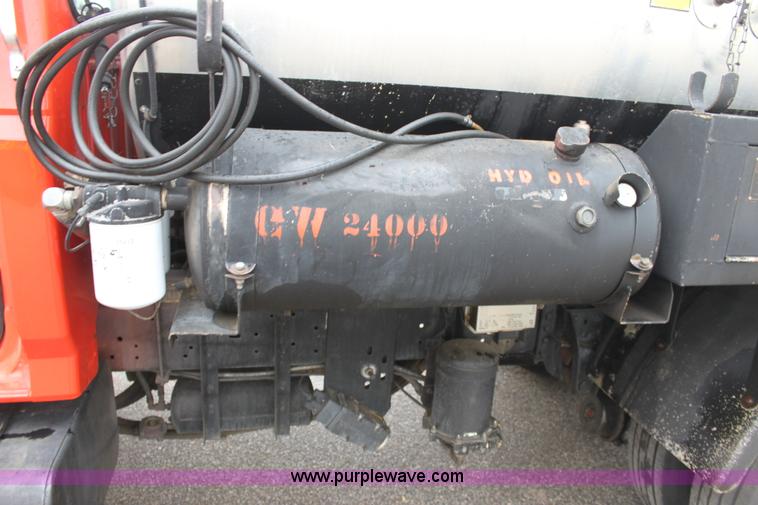 image for item E4159 1997 Ford F800 oil distributor truck