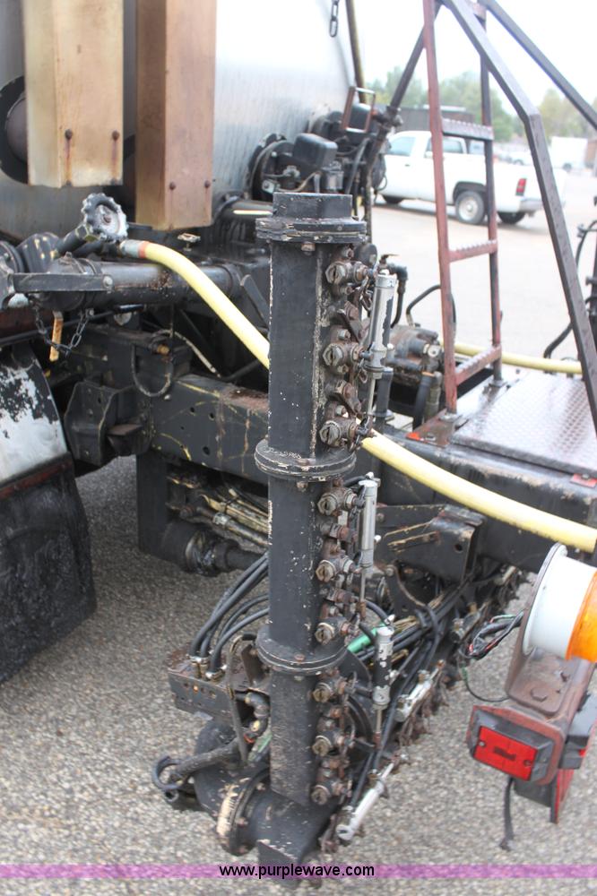 image for item E4159 1997 Ford F800 oil distributor truck