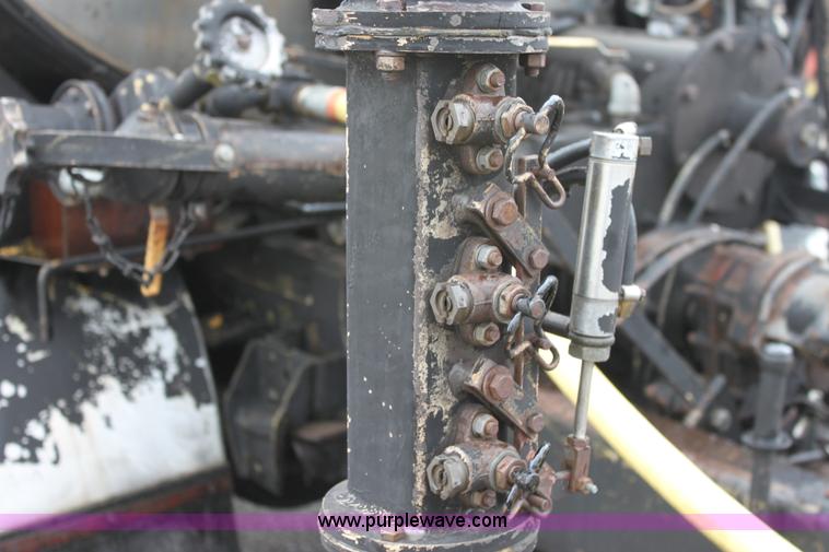 image for item E4159 1997 Ford F800 oil distributor truck