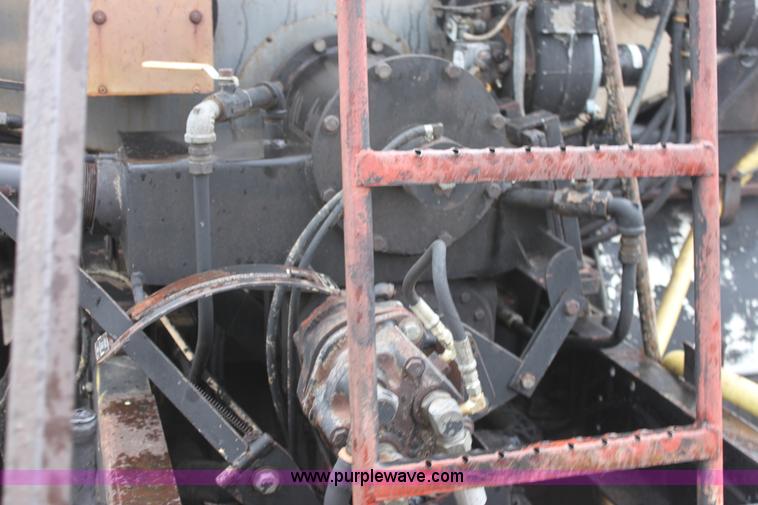 image for item E4159 1997 Ford F800 oil distributor truck