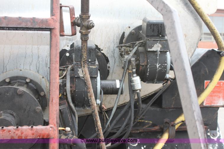 image for item E4159 1997 Ford F800 oil distributor truck