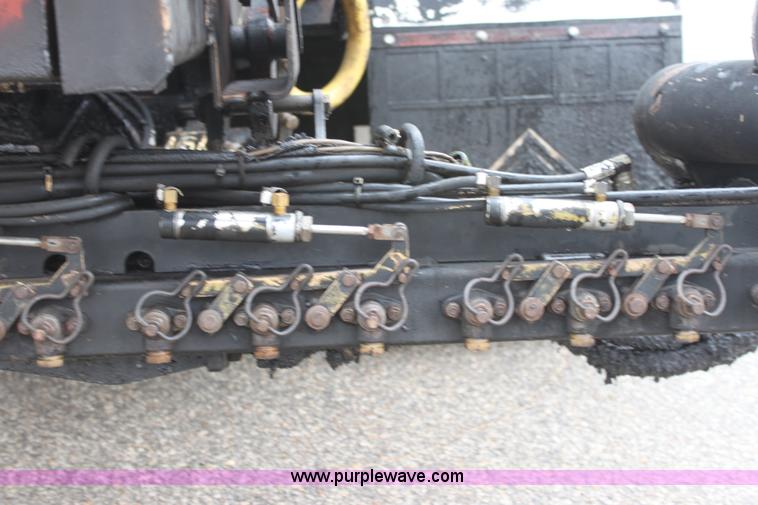 image for item E4159 1997 Ford F800 oil distributor truck