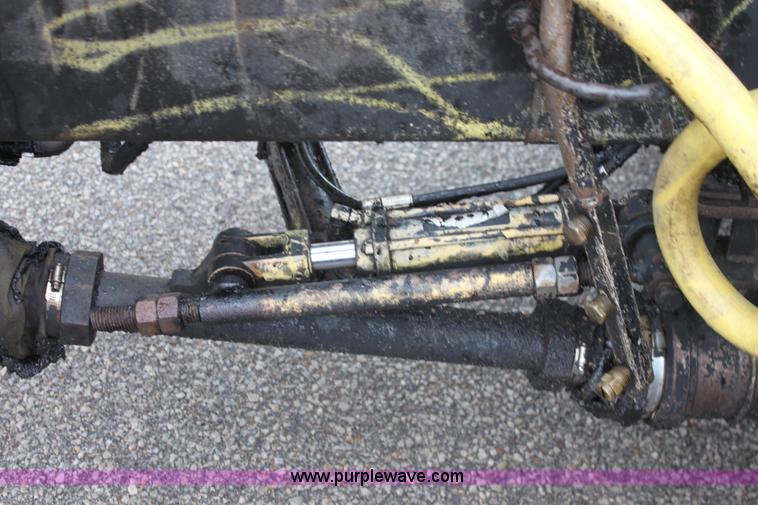 image for item E4159 1997 Ford F800 oil distributor truck