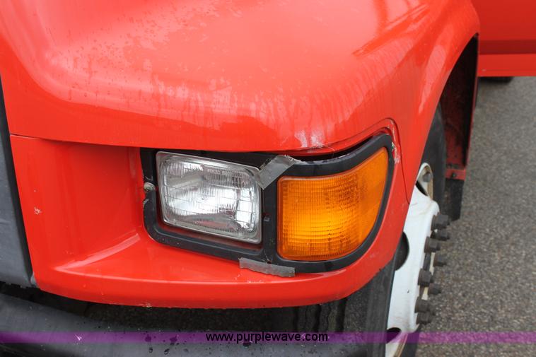 image for item E4159 1997 Ford F800 oil distributor truck