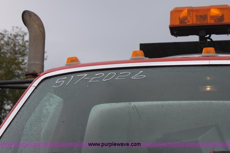 image for item E4159 1997 Ford F800 oil distributor truck