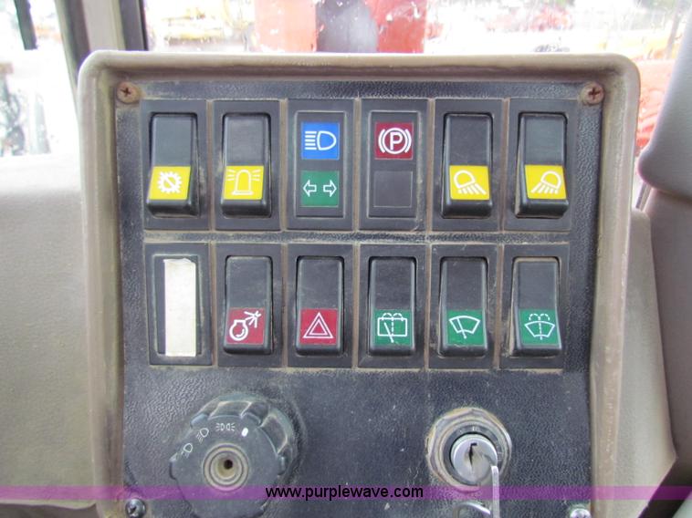 image for item E4160 1996 Fiat-Allis FR90 wheel loader