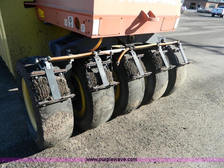 image for item E4171 2005 Dyna-Pac CP142 pneumatic roller