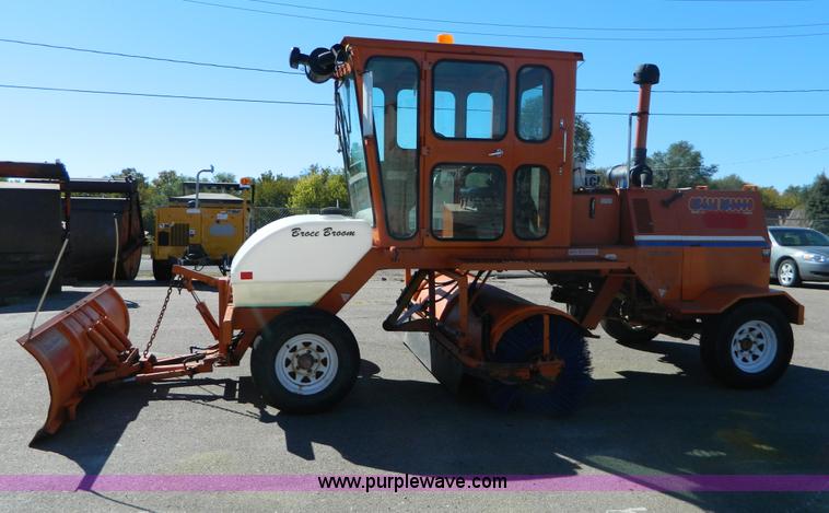 image for item E4185 2001 Broce CR-350 broom