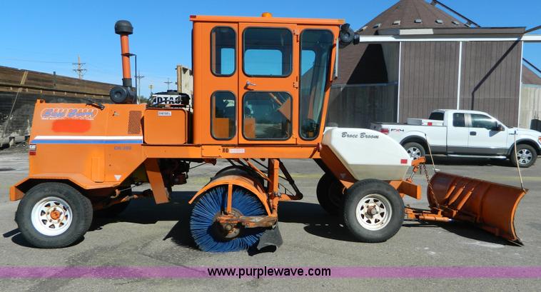 image for item E4185 2001 Broce CR-350 broom