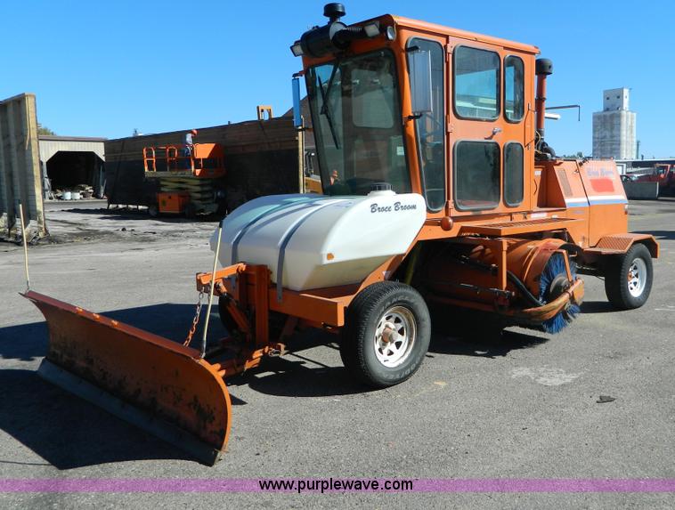 image for item E4186 2001 Broce CR-350 broom